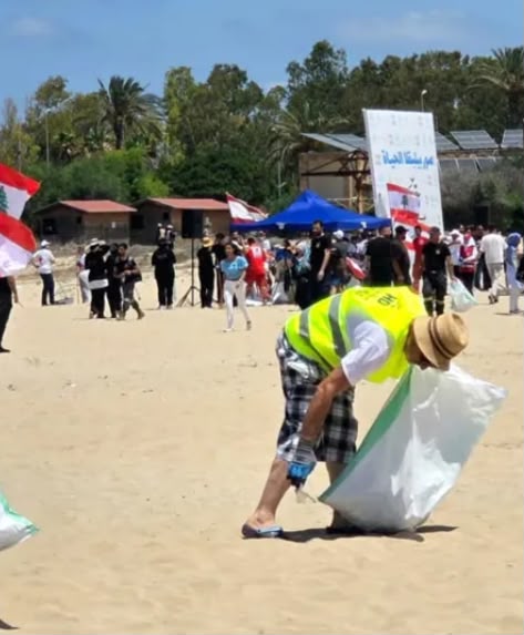مبادرة بيئية تعيد الحياة إلى شاطئ صور قبل استقبال المصطافين